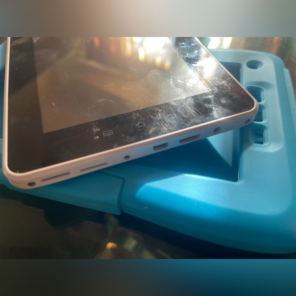 Kurio 7 notebook, 4G like new! With USB charger. - Picture 4 of 10